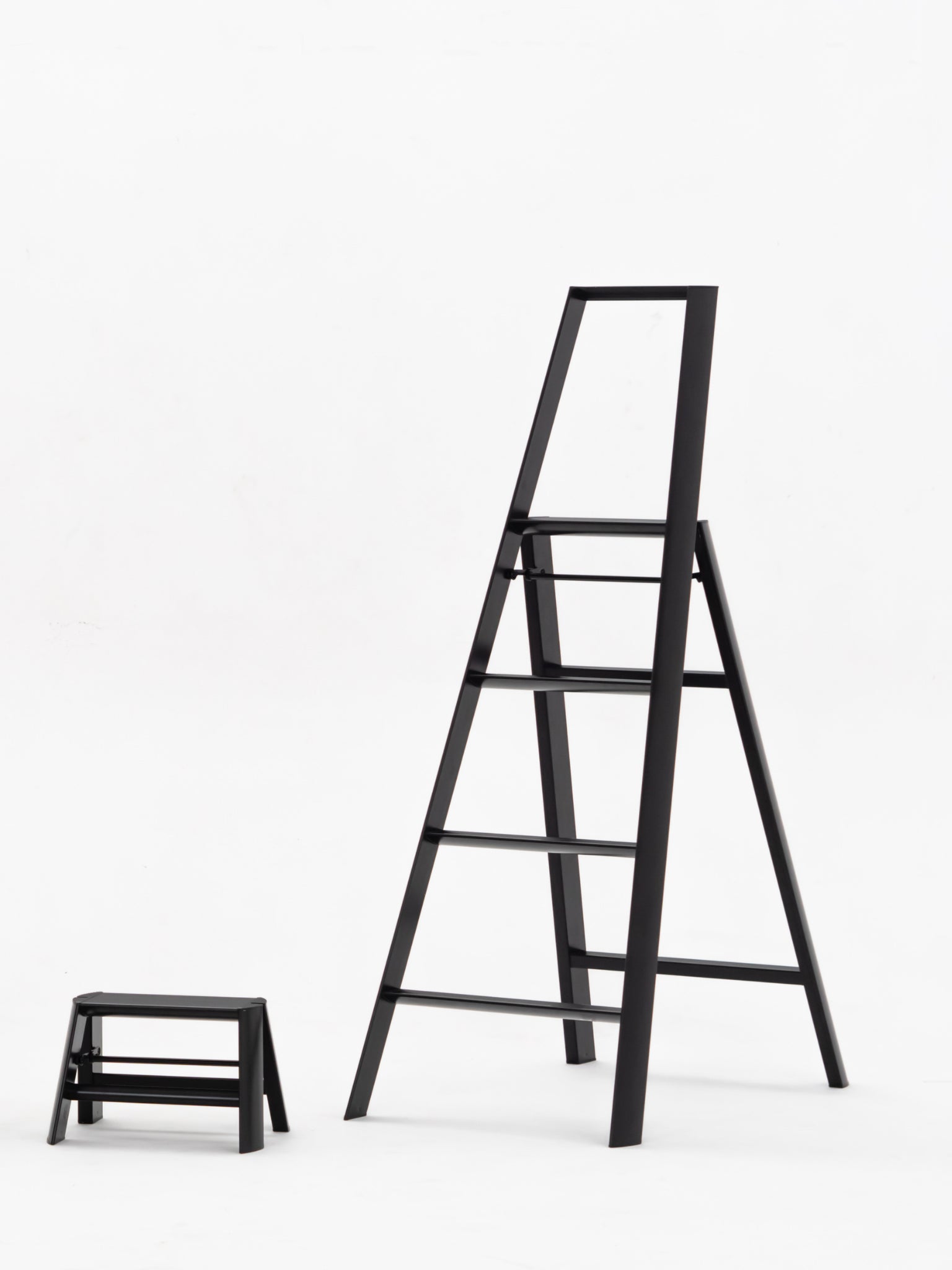 1 step ladder en 4 step ladder naast elkaar in het zwart