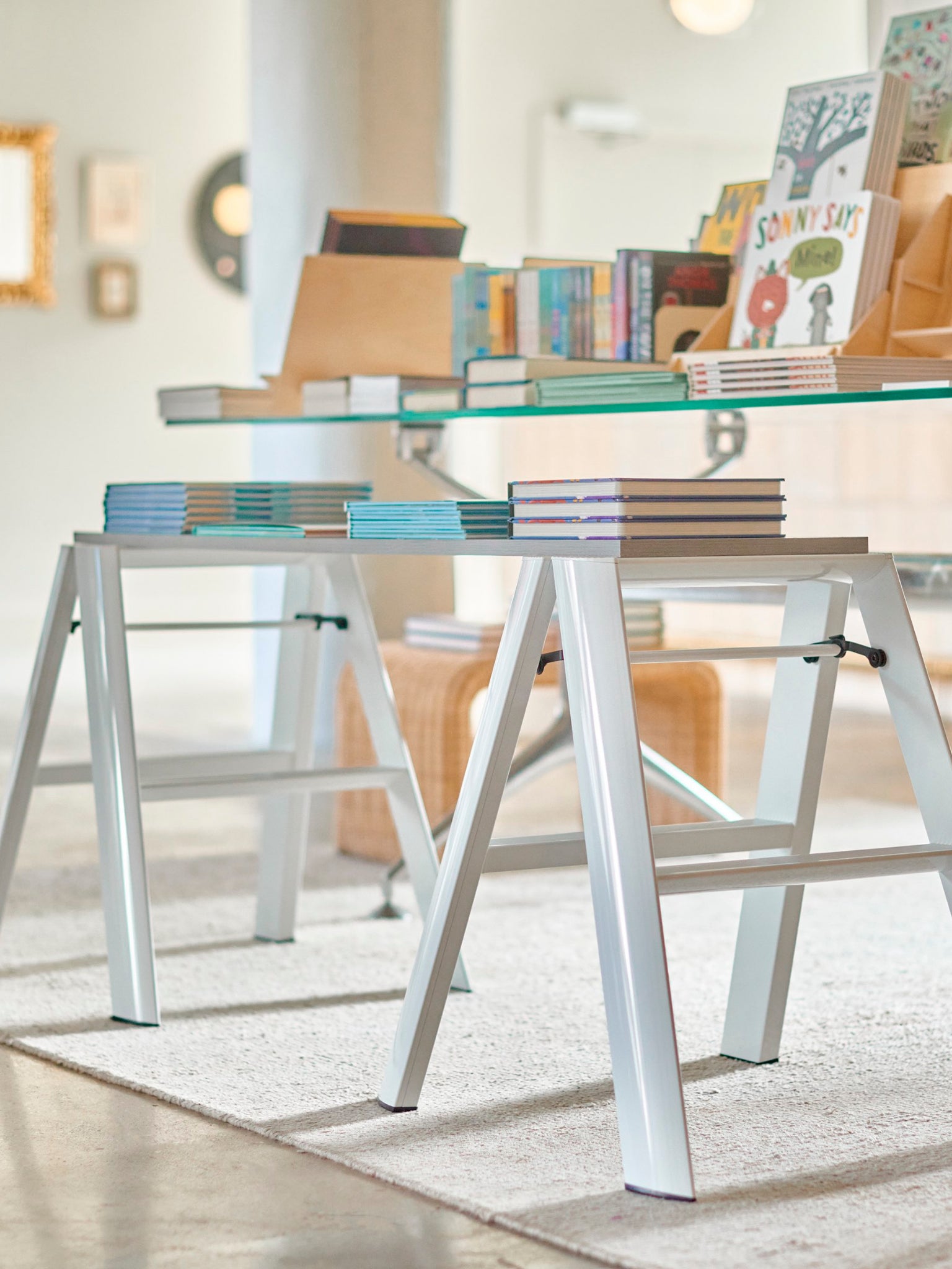 2 lucano 2 step ladders gebruikt als boekenplank in een winkel