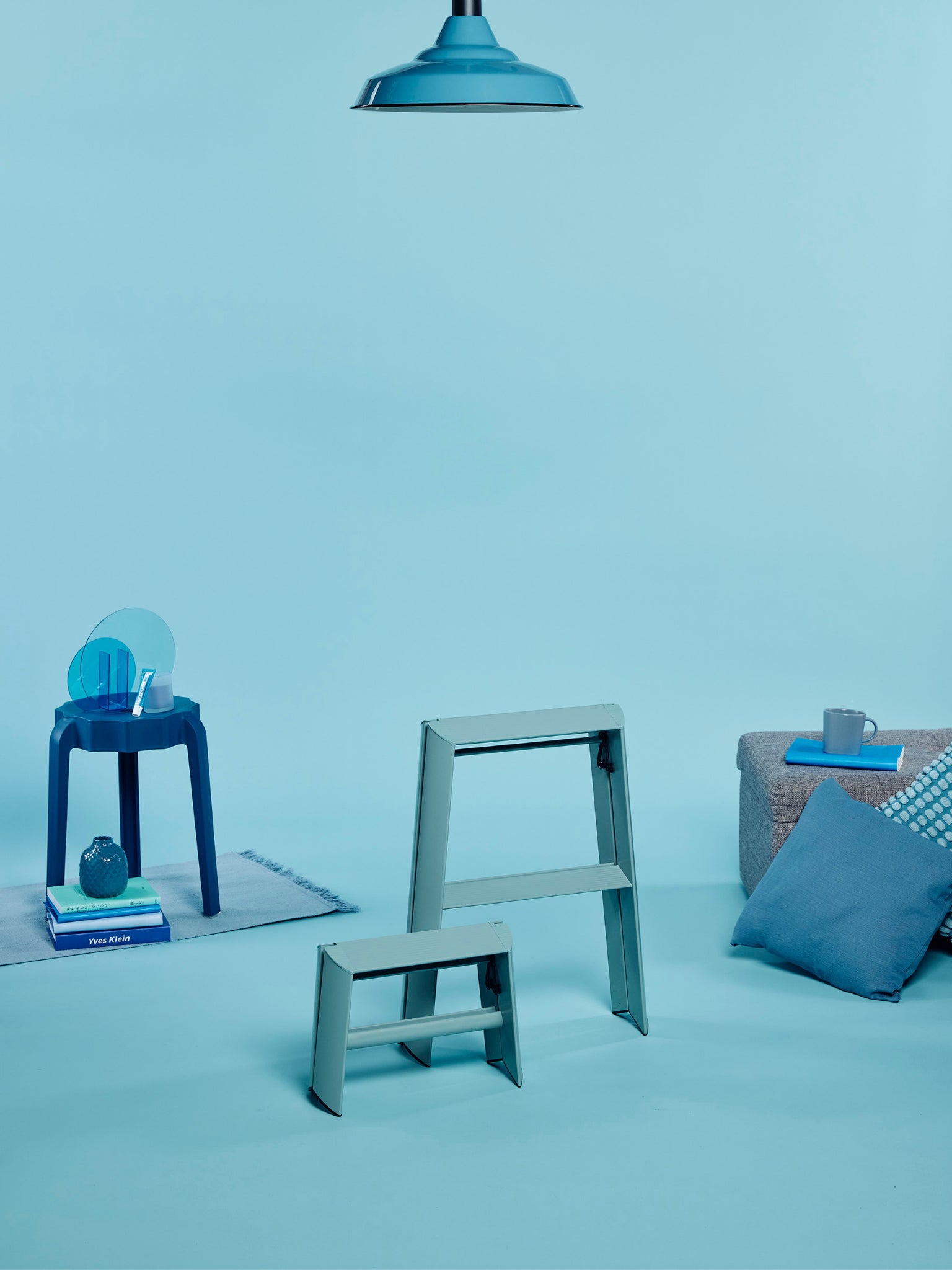 Lucano 1 step en 2 step in een blauw getinte kamer