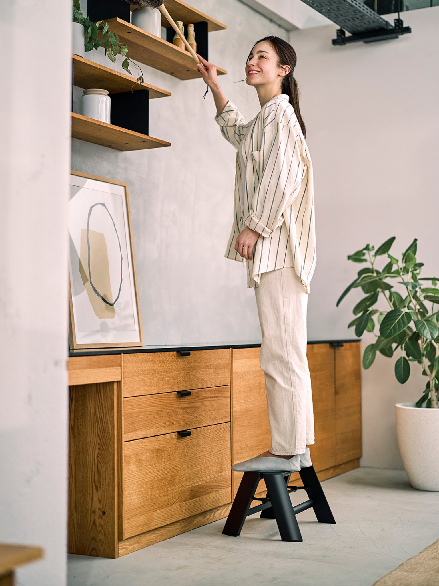 Zwarte designladder als stijlvol opstapje in de woonkamer