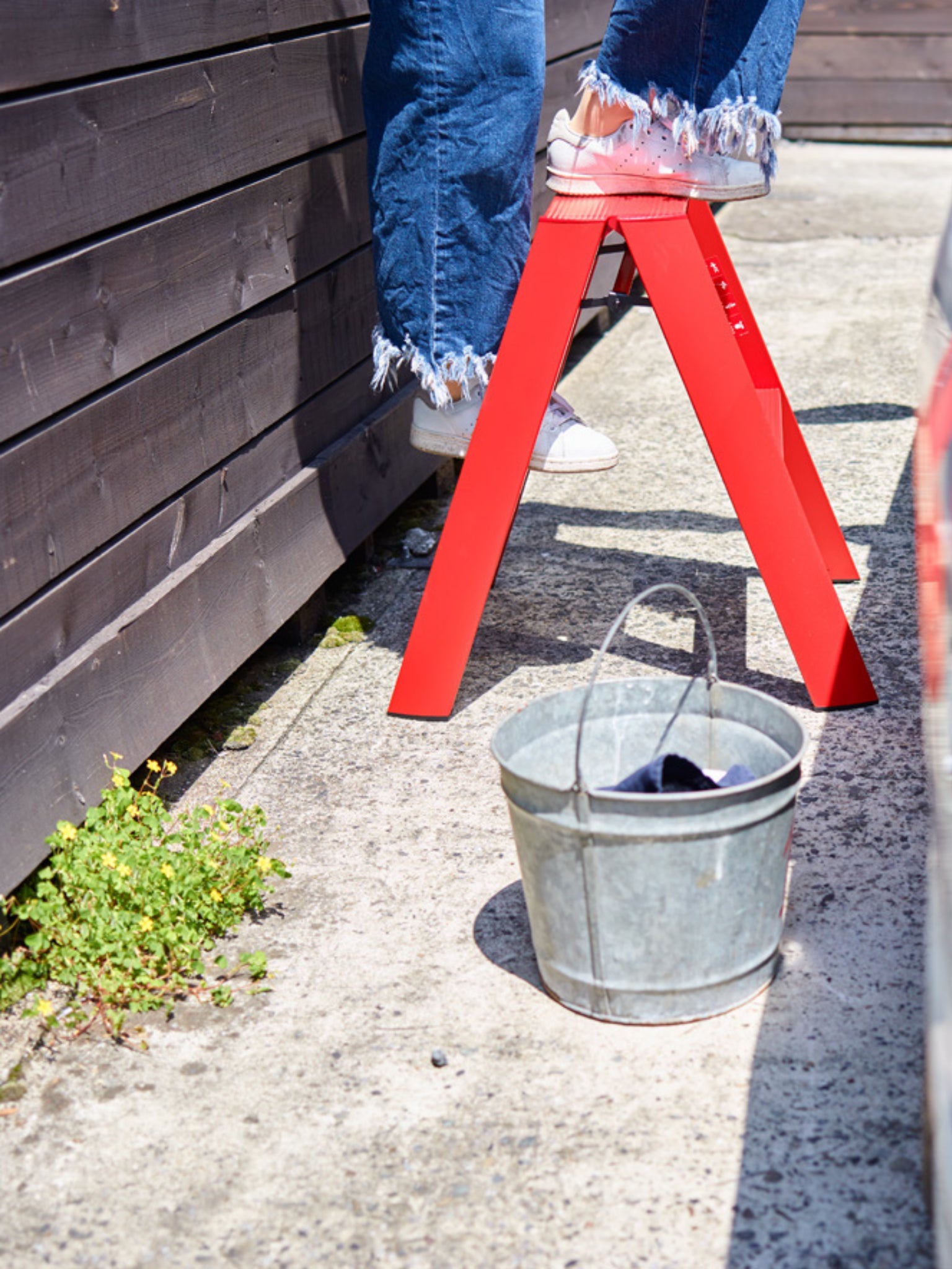 lucano ladder van Hasegawa 2 step in het rood bij het wassen van de auto