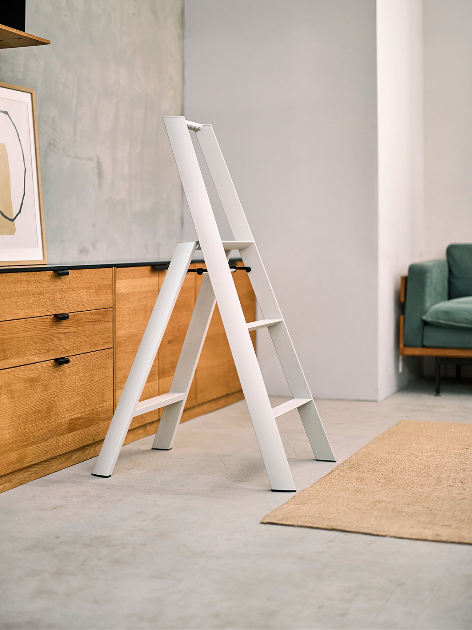 Witte 3-step ladder als elegant opstapje in lichte woonkamer