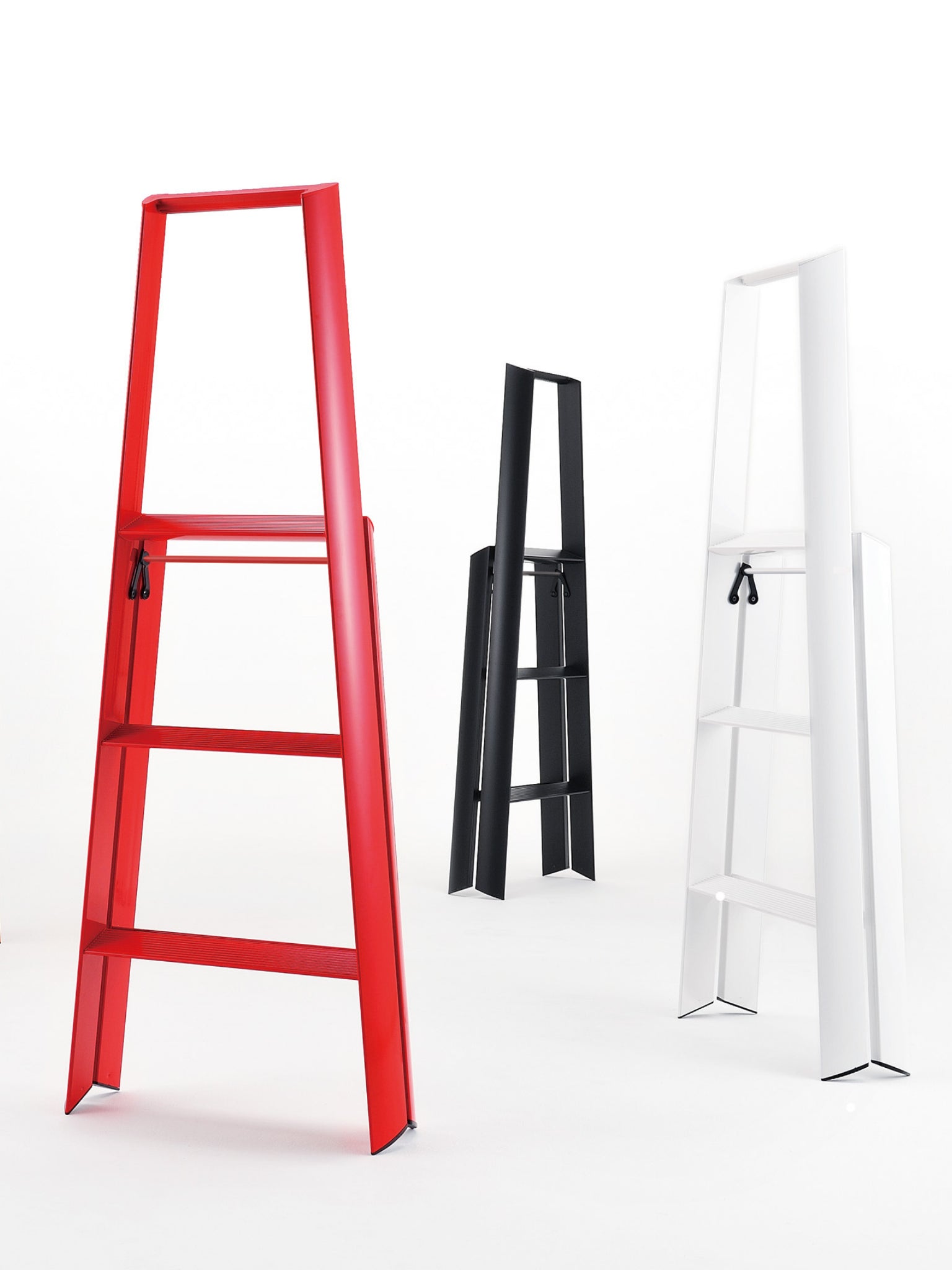 opgevouwen en vrijstaand, de 3 step ladder in rood, zwart en wit