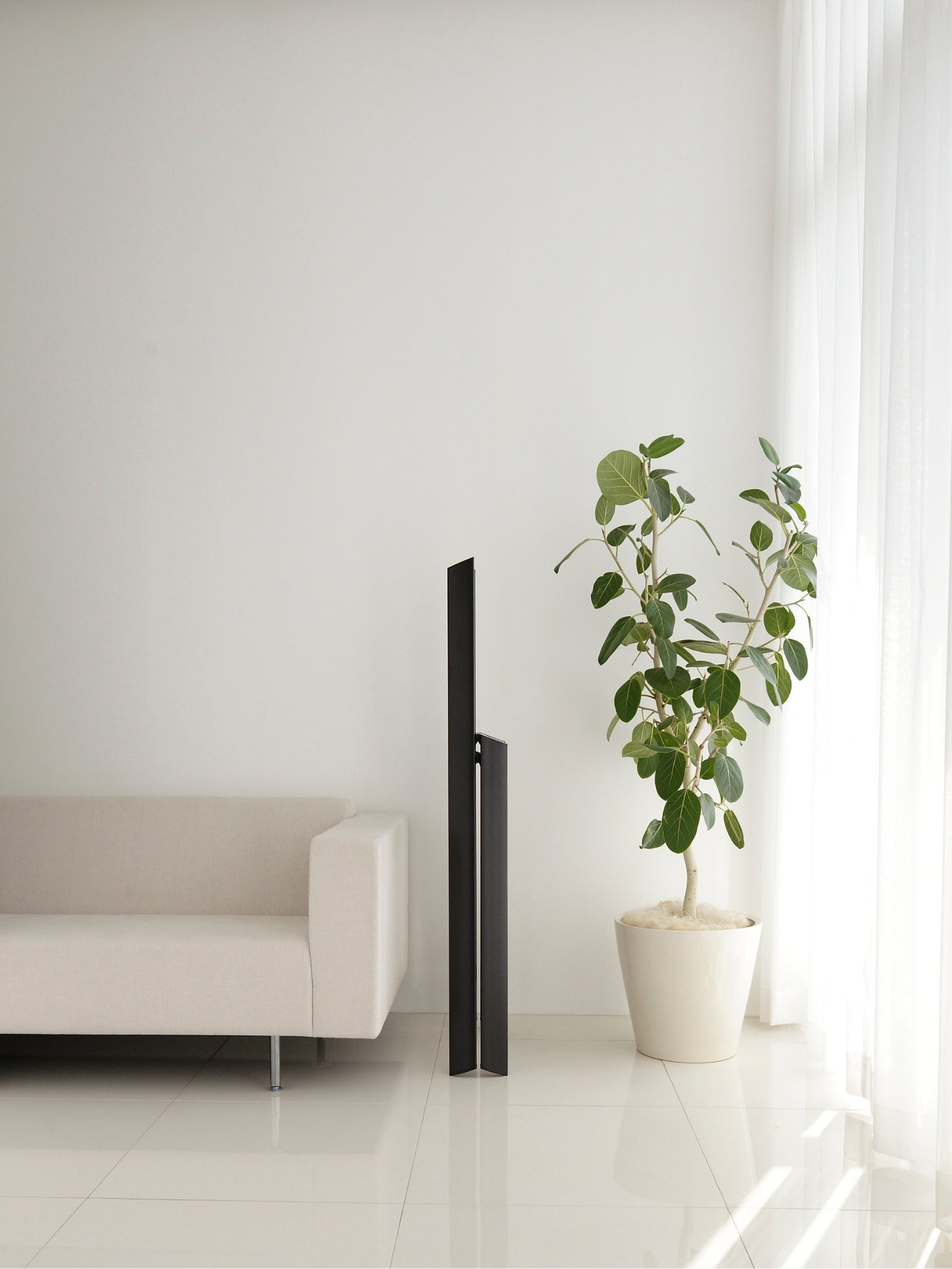 Lucano 3-step zwart als stijlvol accent naast de sofa