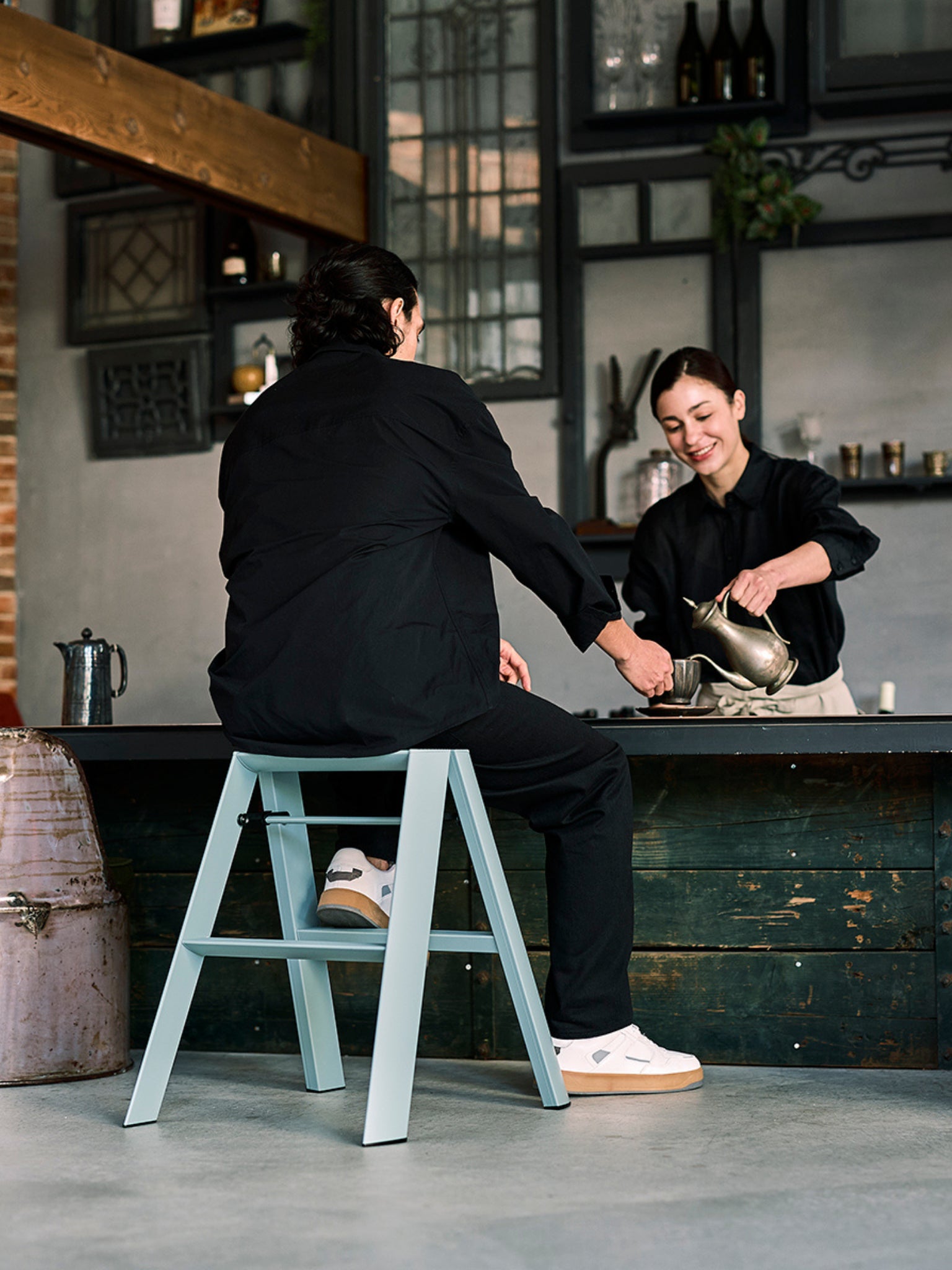 lucano 2-step ladder als stoel in een theehuis