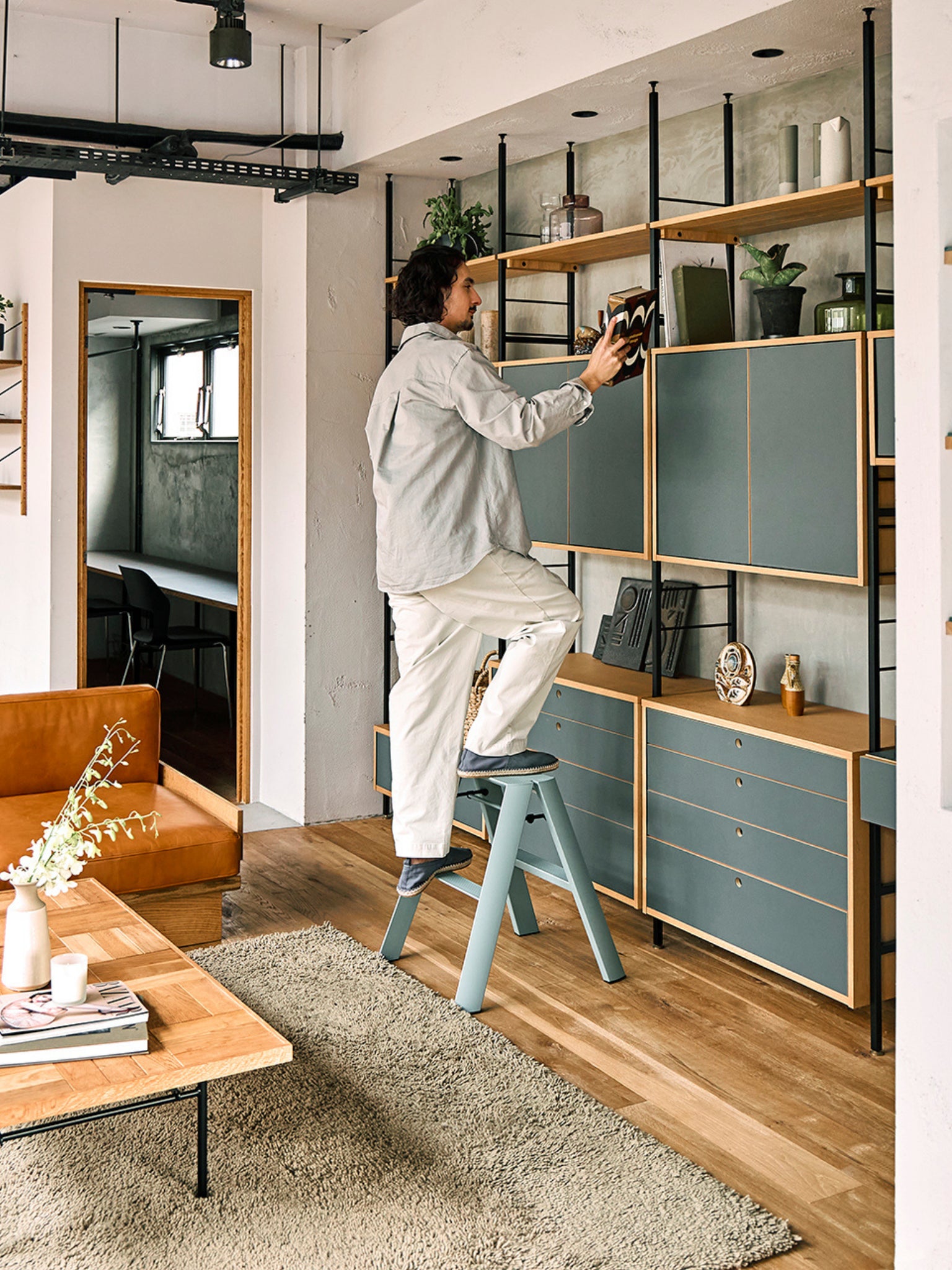Dusty mint designladder als fris opstapje in woonkamer