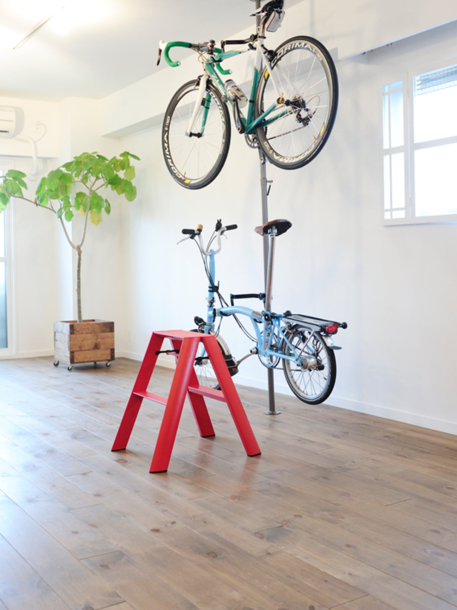 Rode designladder als opvallend opstapje in de garage