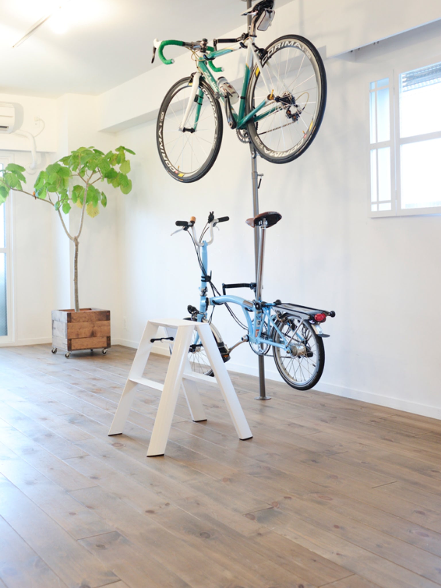 Witte Lucano 2-step als hulpmiddel in de garage