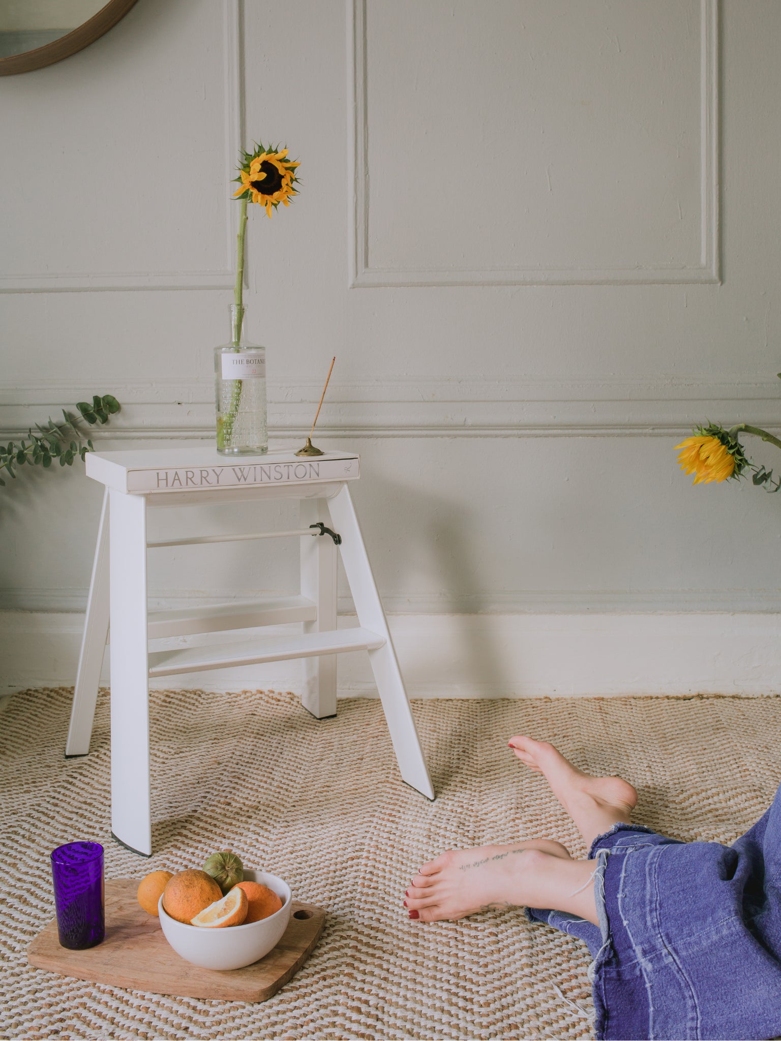 lucano 2 step ladder die als een tafeltje wordt gebruikt in de woonkamer