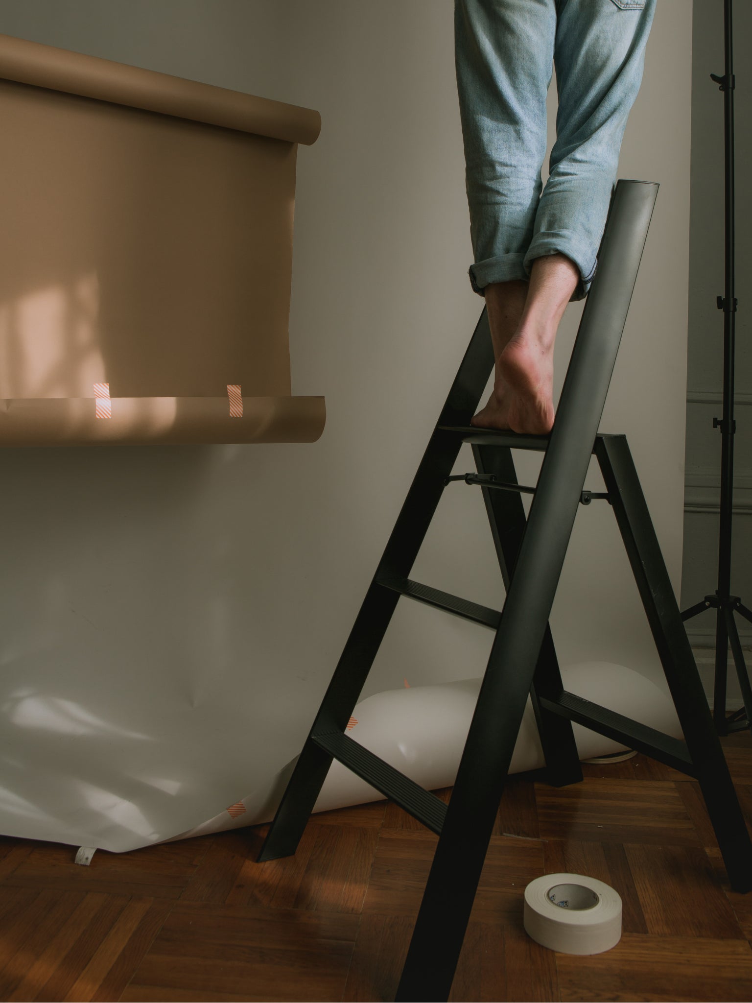 Bovenste trede in gebruik op de hasegawa 3 step ladder zwart